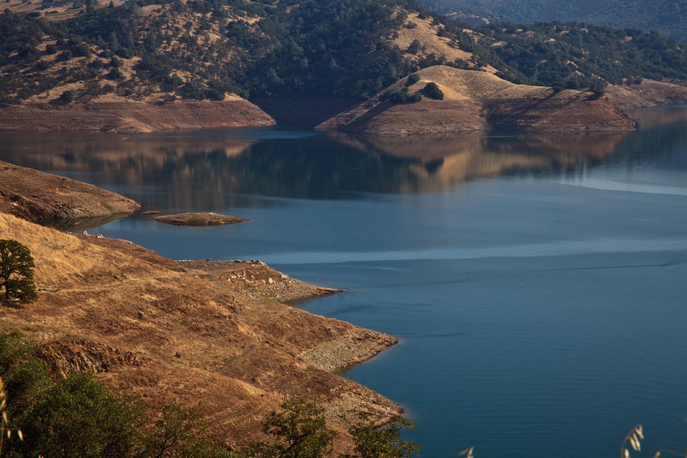 Don Pedro Reservoir Part of system of lakes and reservoirs close to Yosemite NP, California, USA © 2010 Nick Katin.