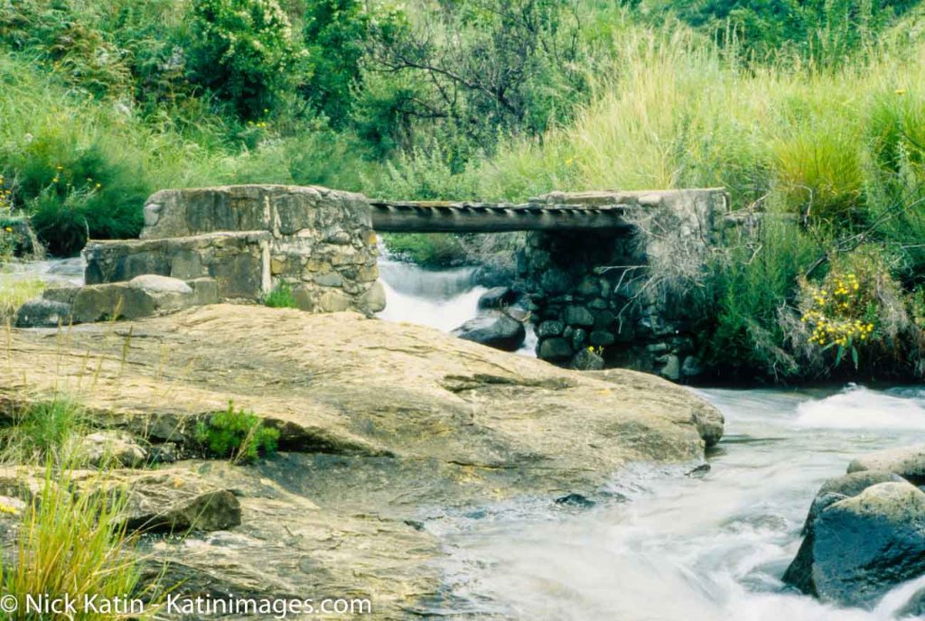 Lying at the southern end of the central Drakensberg Giant’s Castle, which gets its name from the outline of the peaks and escarpment that combine to resemble the profile of a sleeping giant, is essentially a grassy plateau that nestles among the deep valleys of this part of the Drakensberg.